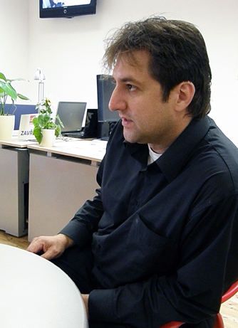 Petr Vitásek, v pozadí volná místa grafiků