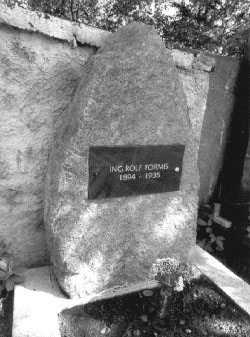 Hrob Ing. Rolfa Formise na hřbitově ve Slapech. 