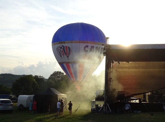 Hosté se mohli v rámci doprovodného programu proletět horkovzdušným balonem. Foto: Martin Petera pro RadioTV.cz