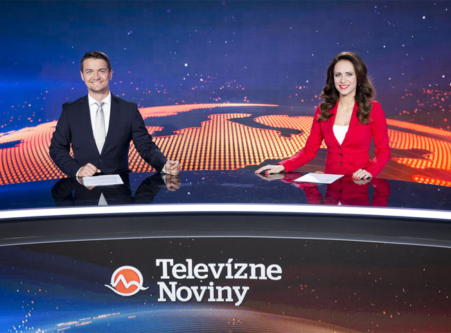 Multifunkční studio TV Markíza z roku 2017. V popředí moderátoři hlavní zpravodajské relace Lenka Vavrinčíková a Viktor Vincze. Zdroj: TV Markíza