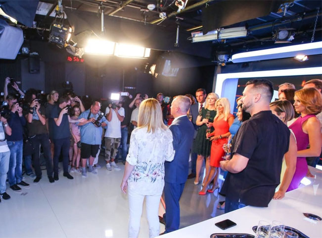 Osobnosti ve zpravodajském studiu TV Prima. Zdroj: FTV Prima