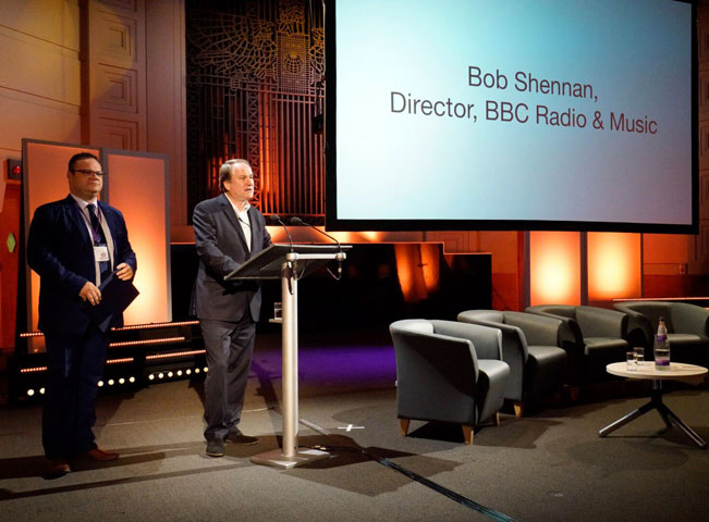 Ředitel BBC Radio & Music Bob Shennan vystupuje na konferenci ČRo a BBC vedle ředitele Českého rozhlasu René Zavorala. Foto: Český rozhlas - Khalil Baalbaki