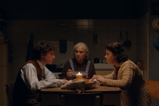 Dramatický příběh slibného mladého herce zasazený do počátku 50. let 20. století. Mnoho mladých lidí tehdy muselo volit stejně jako on: totalitnímu režimu se postavit, přizpůsobit nebo se na něm dokonce aktivně podílet. Volba hlavní postavy minisérie Herec je přitom ještě o řád složitější. Nejen před režimem, ale i před celou společností musí skrývat svou sexuální orientaci. A když k tomu přidáte velký škraloup v kádrovém profilu kvůli provinění vlastních rodičů, nabídne se otázka, jak změnit přežívání ve strachu v plnohodnotný život. Minisérie je studií lidského charakteru a jednání ve vyhrocených situacích, kdy otázka morálky a chování hrdiny není zdaleka jednoznačná.