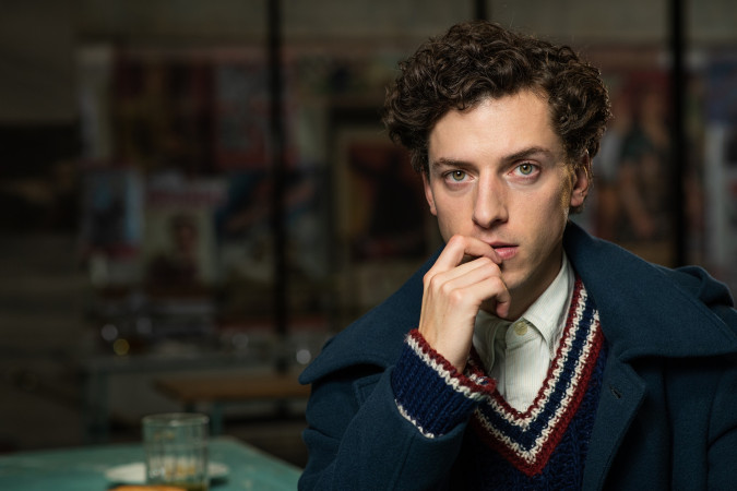 Dramatický příběh slibného mladého herce zasazený do počátku 50. let 20. století. Mnoho mladých lidí tehdy muselo volit stejně jako on: totalitnímu režimu se postavit, přizpůsobit nebo se na něm dokonce aktivně podílet. Volba hlavní postavy minisérie Herec je přitom ještě o řád složitější. Nejen před režimem, ale i před celou společností musí skrývat svou sexuální orientaci. A když k tomu přidáte velký škraloup v kádrovém profilu kvůli provinění vlastních rodičů, nabídne se otázka, jak změnit přežívání ve strachu v plnohodnotný život. Minisérie je studií lidského charakteru a jednání ve vyhrocených situacích, kdy otázka morálky a chování hrdiny není zdaleka jednoznačná