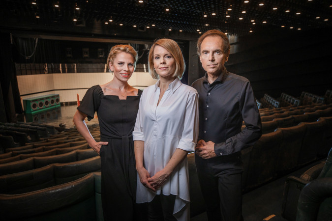 V budově Národního divadla v Praze se v rámci natáčení promo upoutávky k pořadu České televize Události v kultuiře se uskutečnilo fotografování moderátorů pořadu.