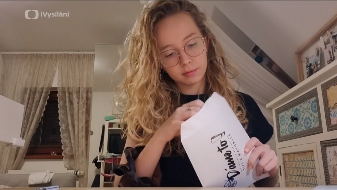 Do tvorby videi se zapojily i desitky studentu