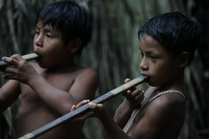Synové při cvičné střelbě z foukaček na cíl
