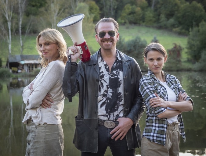 Portrétní snímky k třináctidílnému seriálu z prostředí chatařské osady. Seriál na páteční večer ctí žánr rodinné komedie. Češi jezdí na chatu. Jezdí tam proto, aby byli v pohodě. A v pohodě budou, i kdyby se kvůli tomu měli zabít.