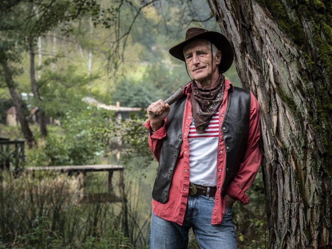 Portrétní snímky k třináctidílnému seriálu z prostředí chatařské osady. Seriál na páteční večer ctí žánr rodinné komedie. Češi jezdí na chatu. Jezdí tam proto, aby byli v pohodě. A v pohodě budou, i kdyby se kvůli tomu měli zabít.