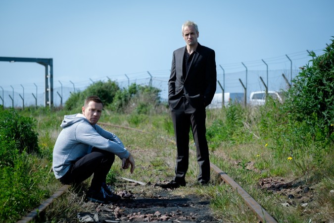 Ewan McGregor as Mark Renton and Jonny Lee Miller as Simon on railway tracks in TriStar PicturesŐ T2: TRAINSPOTTING