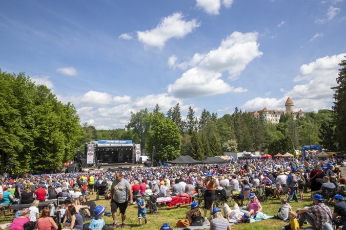 Deset tisíc diváků_zm