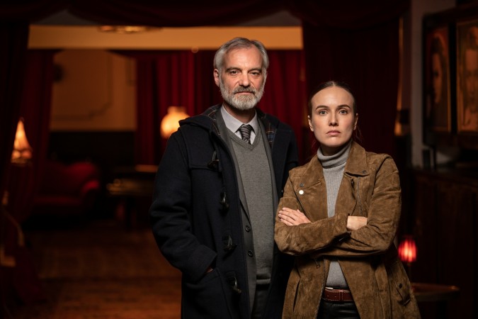 Třídílná minisérie z kriminalistického prostředí hlavního města Prahy pojednává o zdánlivě nesourodé dvojici policistů, kteří se náhodnými okolnostmi stanou součástí policejního týmu vyšetřovatelů vražd. Jejich diametrální životní postoj, vyšetřovací metody i osobní esprit se zpočátku zcela míjejí. Postupně je jejich jinakost dovede k rozkrytí motivu a odhalení pachatele dosud nevyřešených vražd a k překvapivé spojitosti se současným případem, který řeší jejich ostřílení kolegové. Série je plná napětí, důvtipného, ale přesto srozumitelného uvažování hlavních hrdinů i laskavého vtipu. Případ, kterým se v minisérii kriminalisté zabývají, je fiktivní, ale autoři Josef Mareš a Jan Malinda při jeho psaní čerpali z bohatých zkušeností a praxe Josefa Mareše, který dlouhá léta úspěšně vedl pražskou mordpartu. Ústřední postavou projektu je docent Stehlík v podání Ivana Trojana, jenž se specializuje na psychologické profilování pachatelů, které se stane klíčovým vodítkem k dopadení vraha.