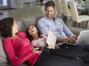Moderní televizní rodina - vedle klasické televize mohou jednotliví členové domácnosti sledovat vysilání i na notebooku nebo tabletu. Ilustrační foto Shutterstock.com